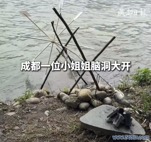 女子在河滨平正烤鱼机 网友：吃货的后劲是无尽的